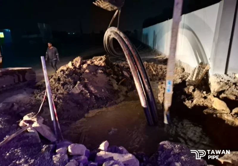 งานติดตั้งท่อ HDPE กลางคืน หน้างานก่อสร้าง วางท่อระบบน้ำ ตะวันไพพ์