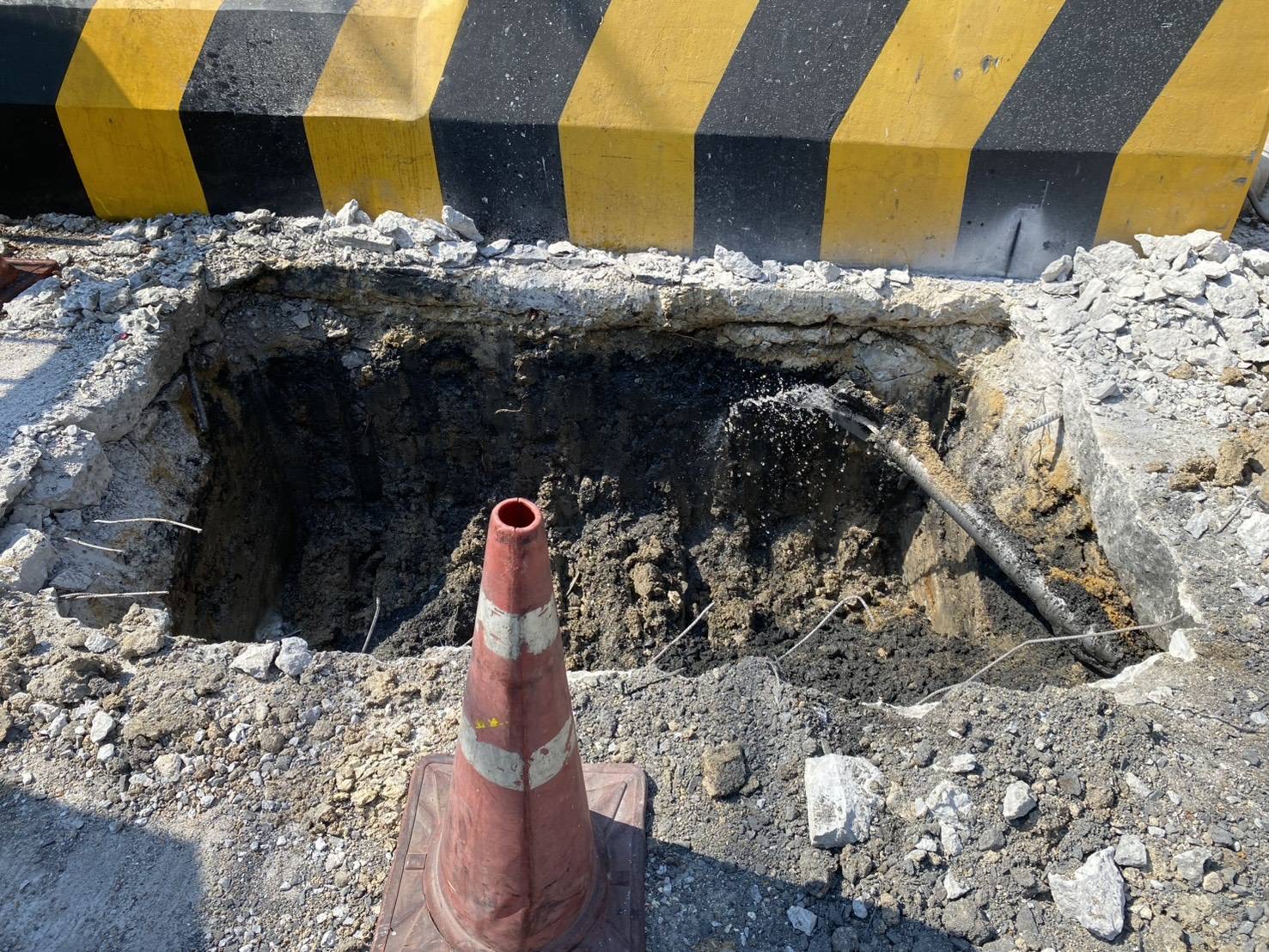 การติดตั้งท่อ HDPE ร้อยสายไฟด้วยวิธี HDD สำหรับงานลอดถนนและงานไฟฟ้าใต้ดิน