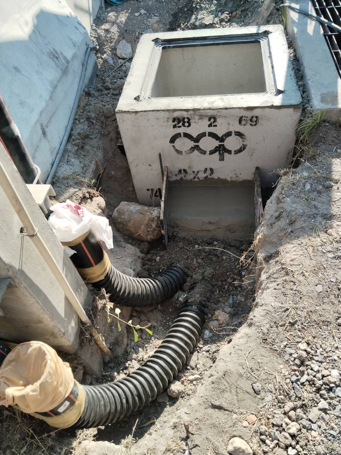 งานติดตั้ง Riser ขึ้นเสาไฟจากระบบท่อร้อยสายไฟใต้ดิน เชื่อมต่อบ่อพักไฟฟ้าและแนวท่อ HDD