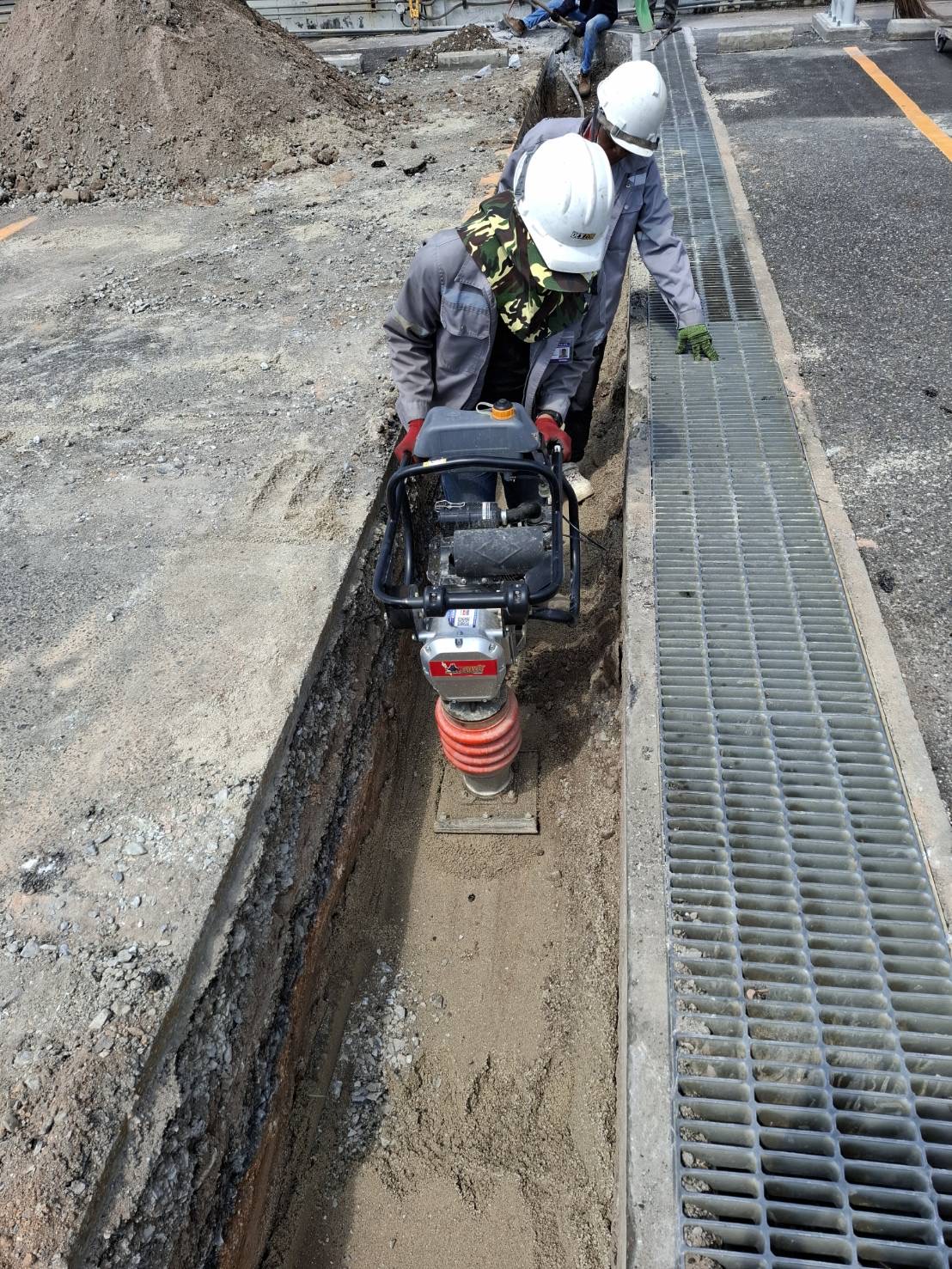 งานวางท่อร้อยสายไฟใต้ดินสำหรับระบบโซล่าเซลล์และไฟฟ้าโรงงาน