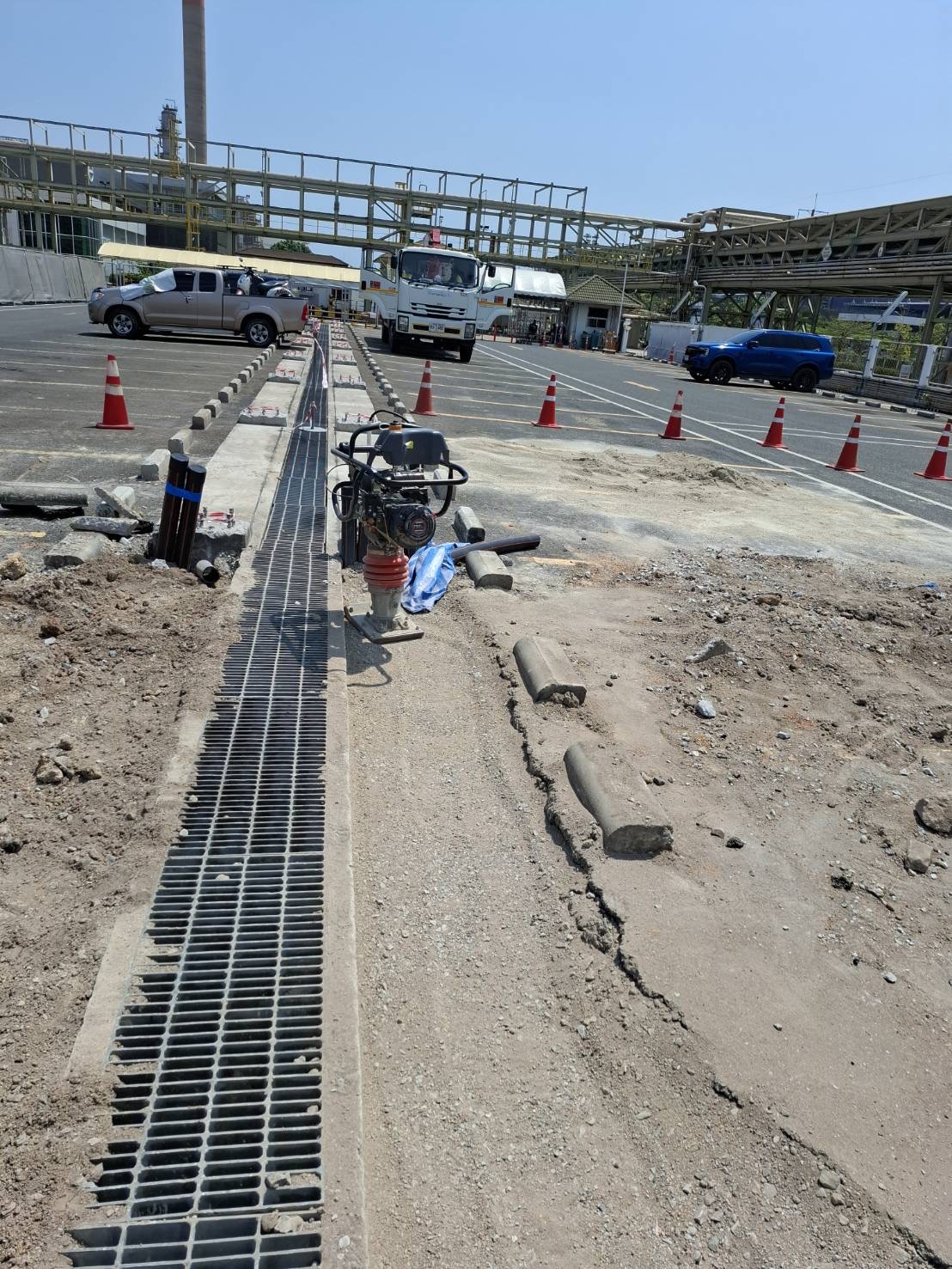 ขั้นตอนวางท่อร้อยสายไฟใต้ดินพร้อมเตรียมติดตั้งวอร์นนิ่งเทป